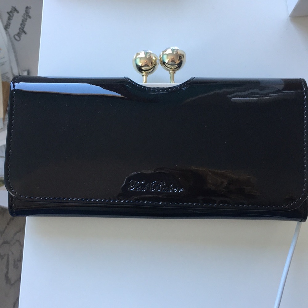 black wallet
